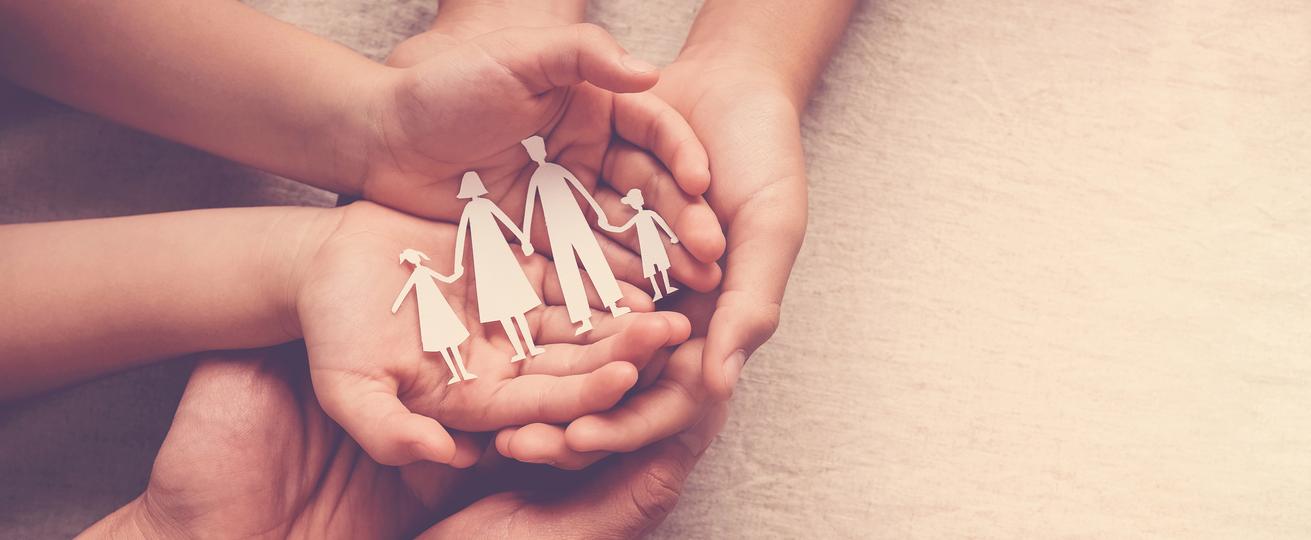 Erwachsene und Kinder, die Papierfamilienausschnitt halten, Familienzuhause, Pflegepflege, Obdachlosenunterstützung  | Foto: shutterstock / SewCream 
